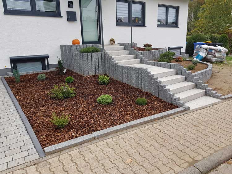 Pflasterarbeiten an Einfahrt und Gehweg