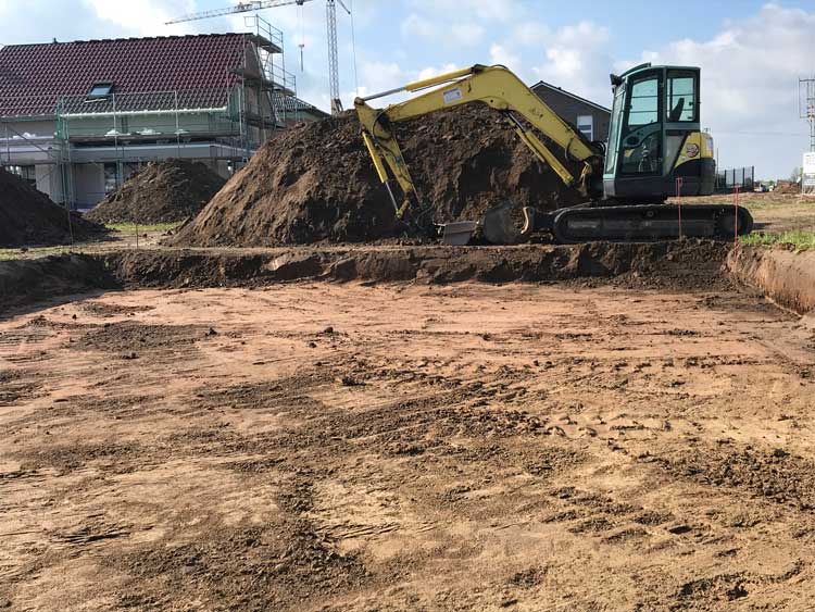 Erdarbeiten mit Aushub auf einer Baustelle