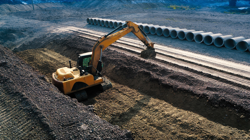 Kanalbau mit Betonrohren auf einer Baustelle